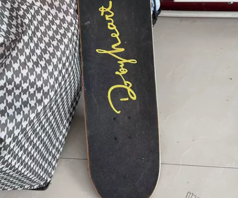 出售滑板，品牌d?b?h。它是一款完整的新...