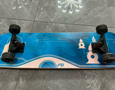 出闲置的滑板，AD牌，是一款四轮滑板，双翘...