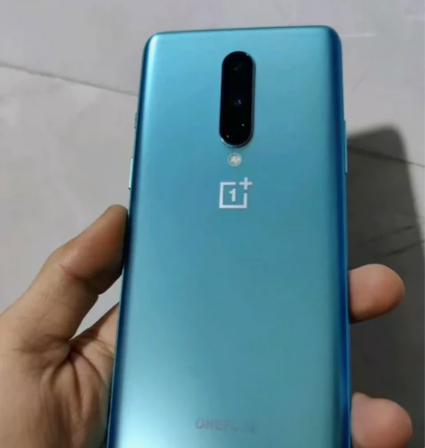 One pluS 8／一加  前置摄像头有...