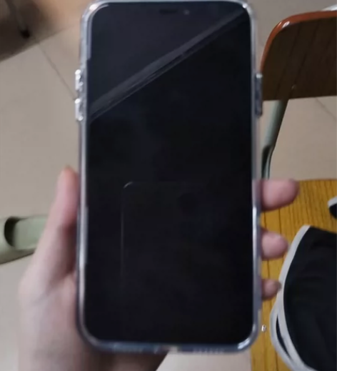 苹果xr  65g 600多入的没怎么用，...