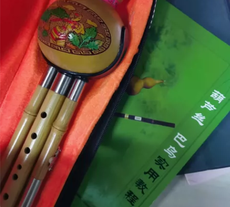 出C调葫芦丝，带乐谱 快递到付??轻微使用...