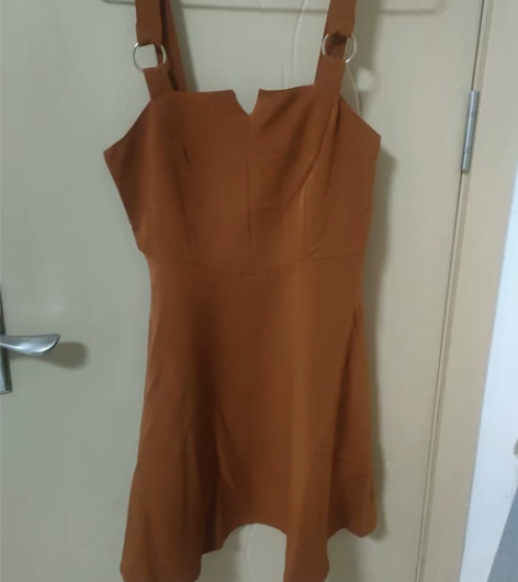 品牌背带裙 显白焦糖色 背后拉链，背带不可...