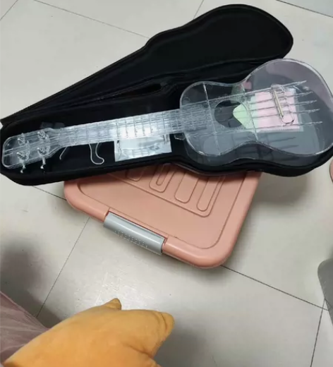 几乎没用过的尤克里里，一百块带走[感动]，...