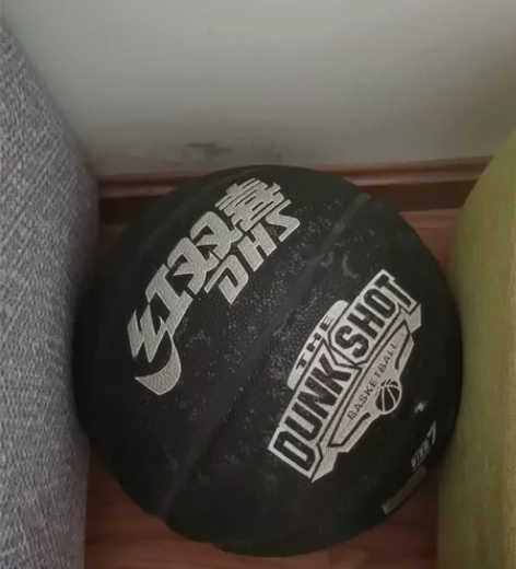 篮球，七号篮球，特价出，成色如图，糟皮，九...