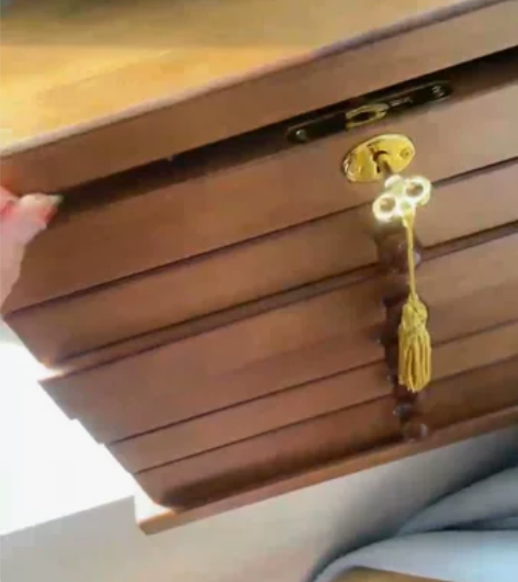 对于每一位精致的女性而言，纯手工打造的木质...