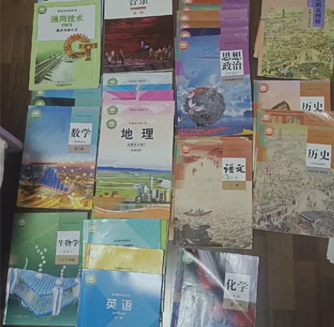 出人教版高中教材书籍，包括语文、数学、英语...