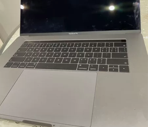 出一台个人在用的 Macbook pro ...