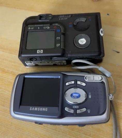 货厂里收了两个相机 一个三星一个惠普 一个...