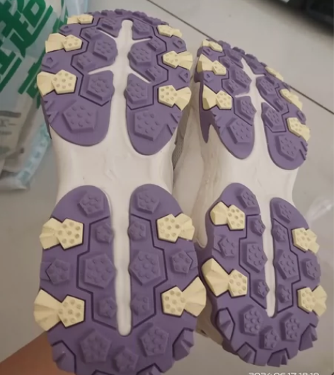 乔丹39码，就穿了一次，不喜欢，转给喜欢的...