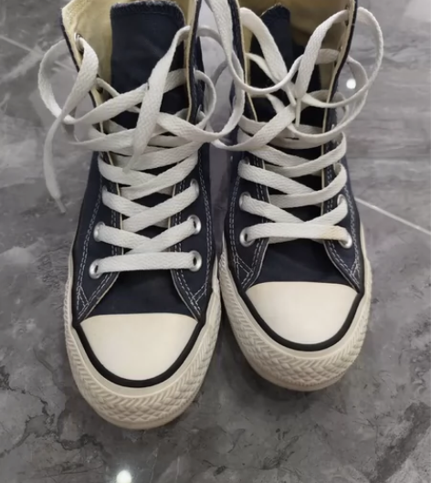 高帮匡威，藏蓝色，36码，适合瘦小的脚 感...