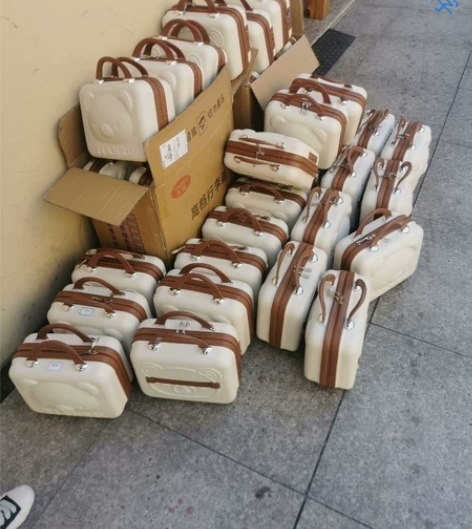 实体店不开了，剩下18个低价处理，网红款小...