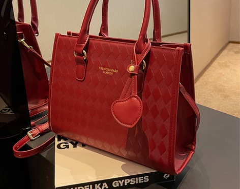 婚包高级感斜挎包包女大容量2024新款潮春...