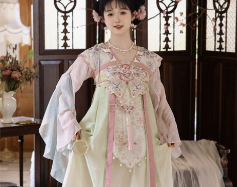 南京博物院x淘宝服饰丨远山乔 莹莹碧玺 蝴...