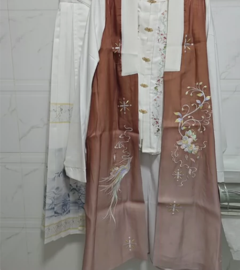 【劲合】和【晴川】的一套汉服，没什么时间穿...