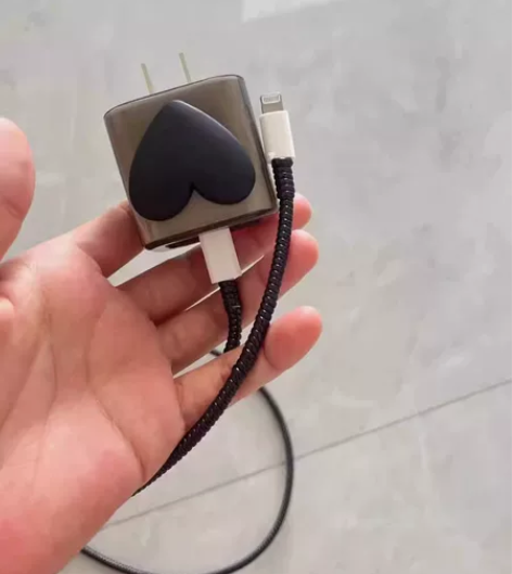 女生自用原装苹果充电器，20w充电器超级快...