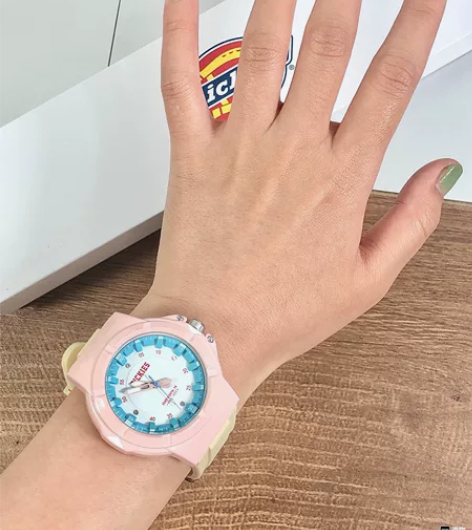 学生党平价手表dickies，外观掉了一点...