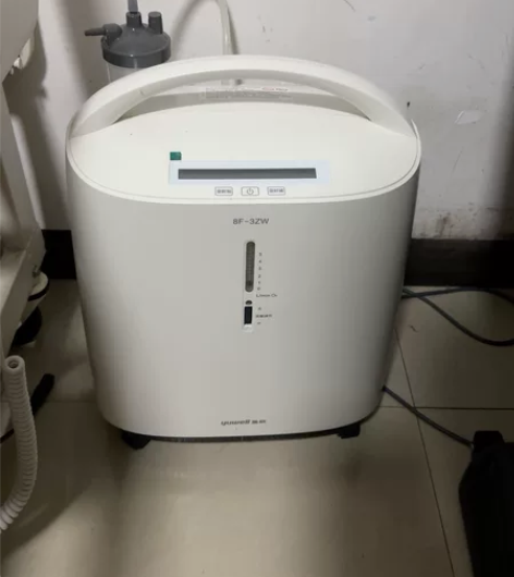 出鱼跃品牌的机器，颜色为白色，款式为3L升...