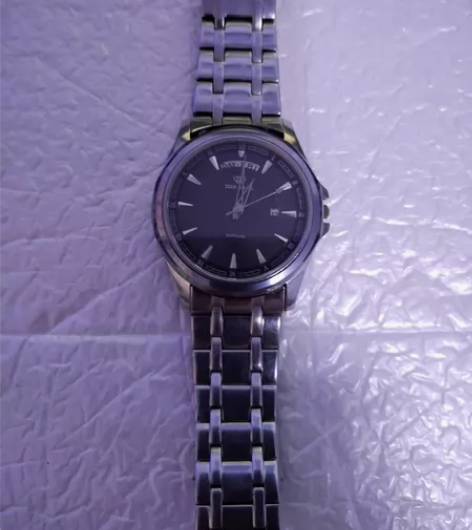 老式天王手表摔了表盘倾斜，时间指针正常走动...