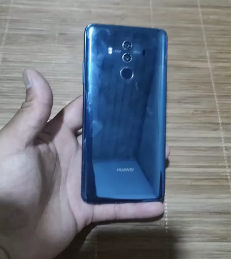 华为Mαte10 Pro，充电灯亮，开机屏...