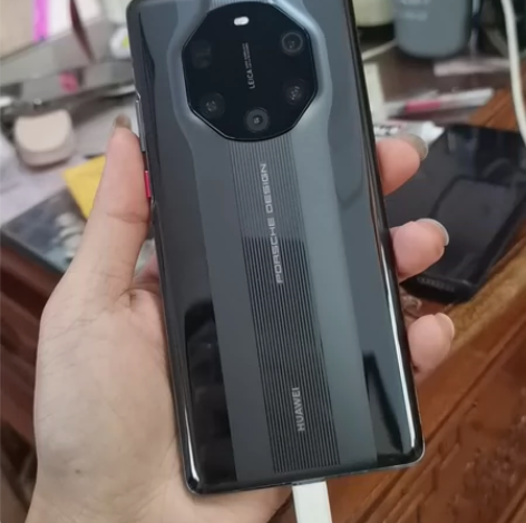 华为mate40RS 保时捷设计, 成色如...