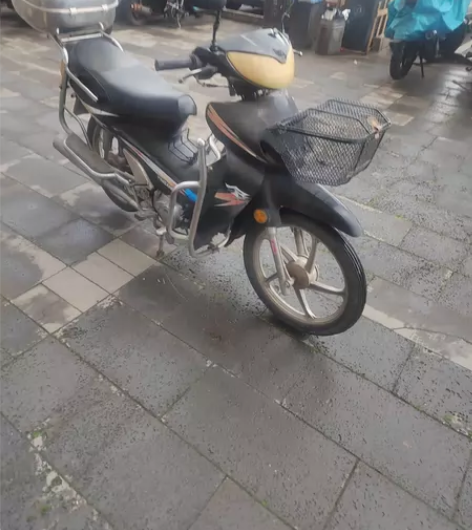 银钢弯梁摩托车，发动机没动过，不烧机油，好...