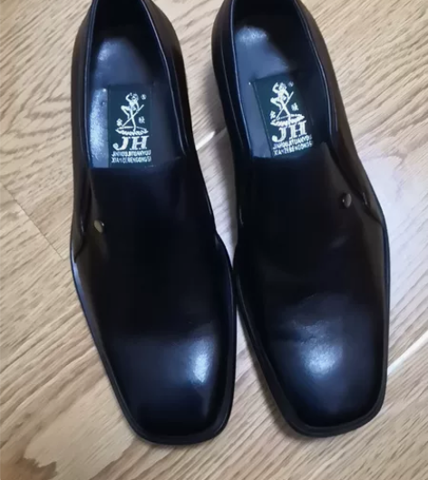 鳄鱼恤皮鞋，42码，全新，纯牛皮。 感兴趣...