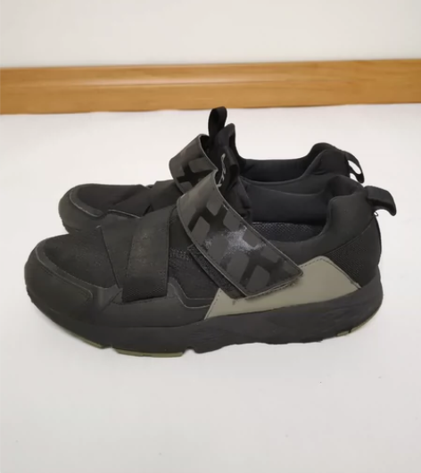 特步男士休闲鞋，41码有点瑕疵参考图片35...