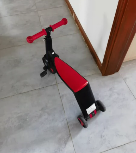 出三合一滑步车颜色为红色和黑色，款式为儿童...