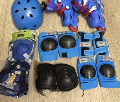 出迪卡侬OXELO品牌的儿童轮滑鞋，款式为...