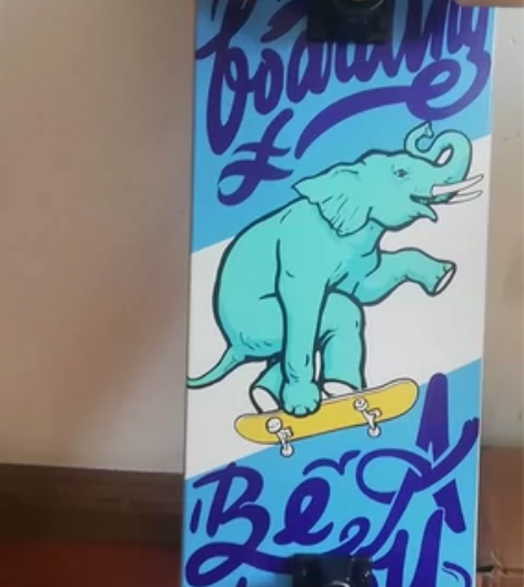 低价出王一博同款滑板，仅滑两次，送价值97...