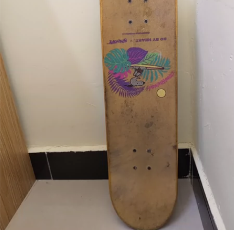 史努比联名滑板，板面是脏了，可以自己买个砂...