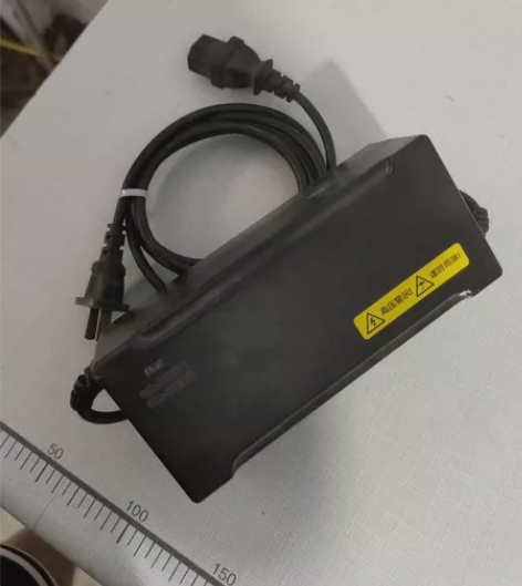 雅迪48v23a原装充电器，无损坏正常使用...