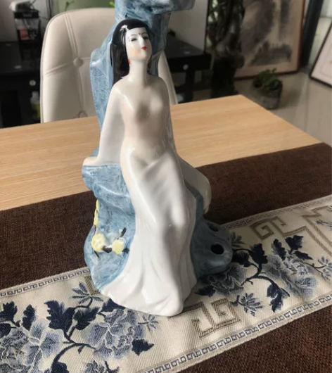 文革美女 文革文房用品美女笔架造型非常优美...