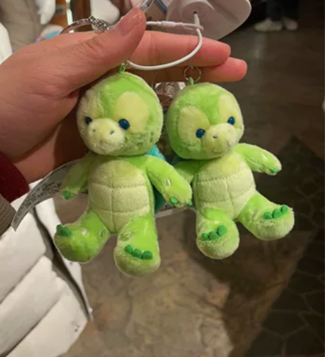 【现货】全新上海迪士尼欧陆坐姿挂件 认真挑...