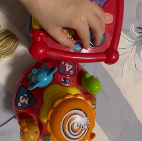 伟易达玩具两个，一个是六面体，一个是可旋转...