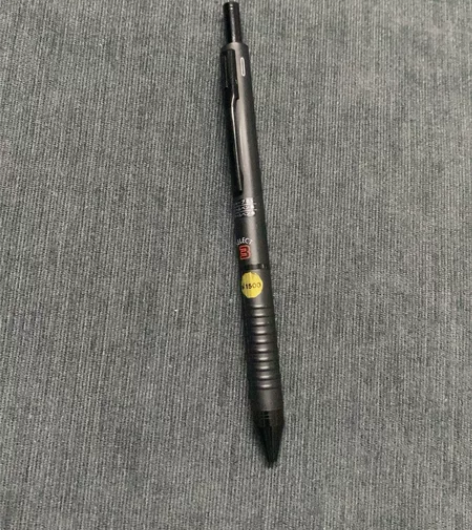 三菱多功能重力感应笔，笔上有颜色标示，对着...