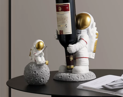 北欧宇航员桌面摆件太空人桌面红酒架办公室工...