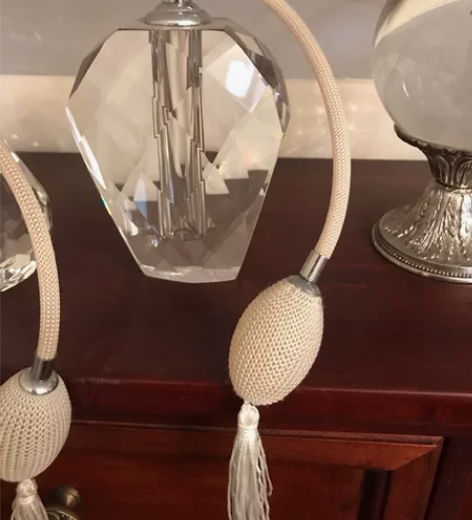 卫生间，梳妆台，展厅，展柜陈列香水，衣帽间...