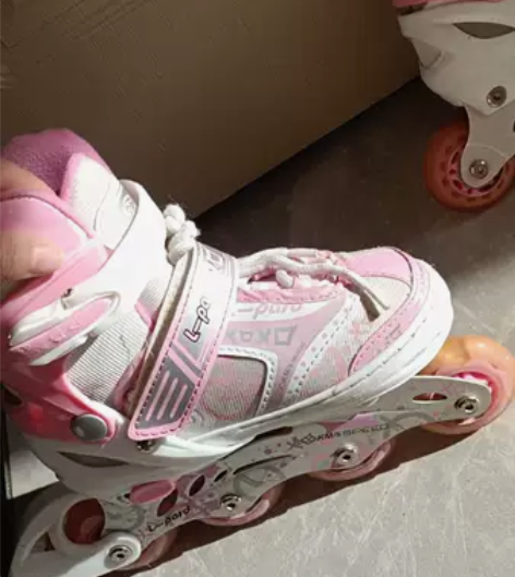 儿童轮滑鞋，旱冰鞋，鞋大小能调节，适合6~...