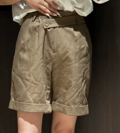 扣子不知道什么松了. [托腮] 卡其色高腰...