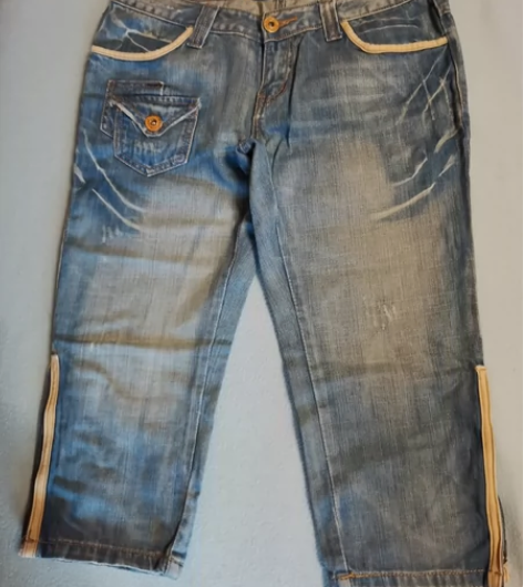 闲置一条潮款七分牛仔裤，腰围2尺3，臀围3...