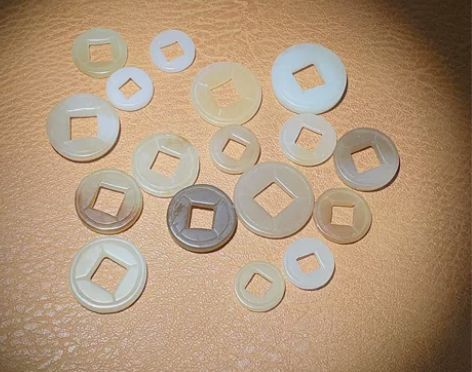 手工雕刻的一组合玉钱币，大小都有，材质是且...