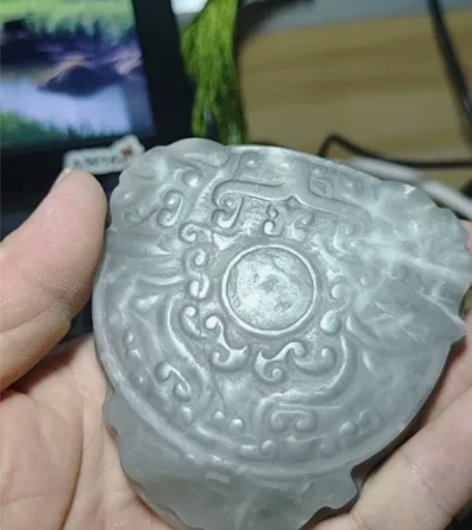 一块玉雕如意头,是那种木制镶嵌三镶如意摆件...