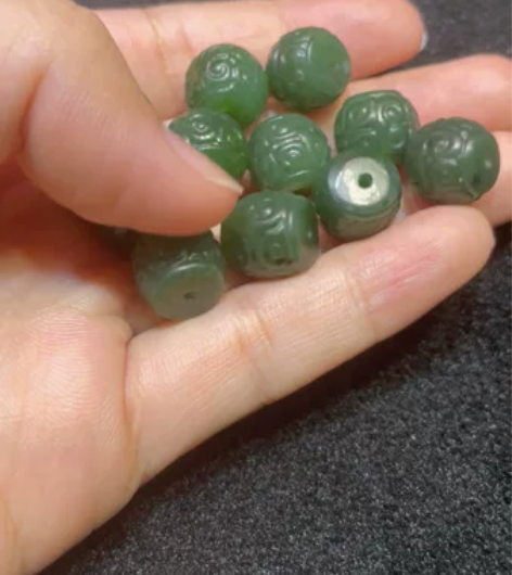新疆和田玉碧玉的精工雕刻的回纹老型珠,尺寸...