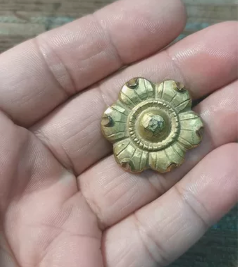 一枚清代藏传鎏金铜肩花，铸造件，直径2.7...