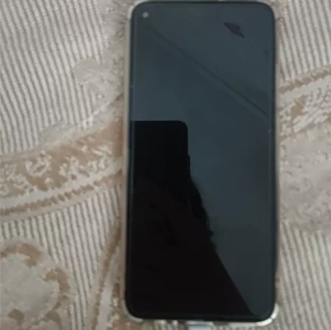 出一台荣耀play3，拼夕夕上买的，就用了...