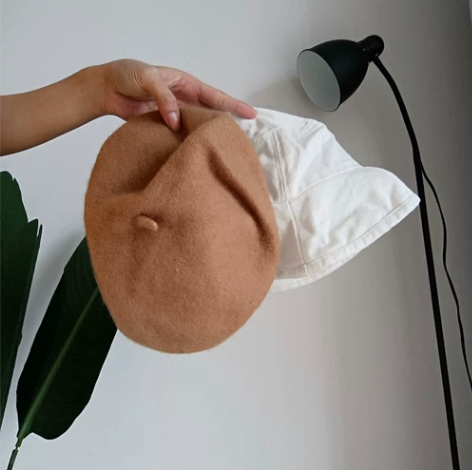 贝雷帽、渔夫帽、黑色挎包8块两个 感兴趣的...