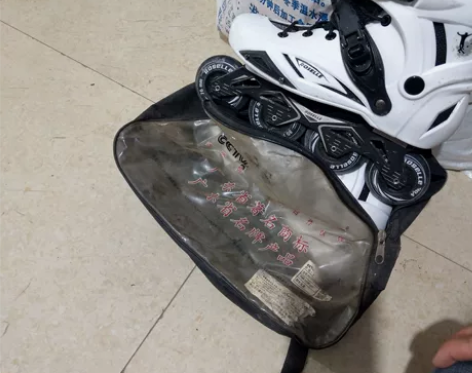 旱冰鞋九成新，没有任何问题，同城自提不外寄...