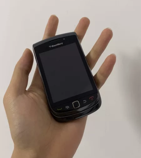 黑莓9800 超经典的一款手机 拿起来手感...