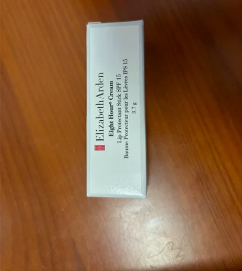 伊丽莎白润唇膏全新。 感兴趣的话点“我想要...